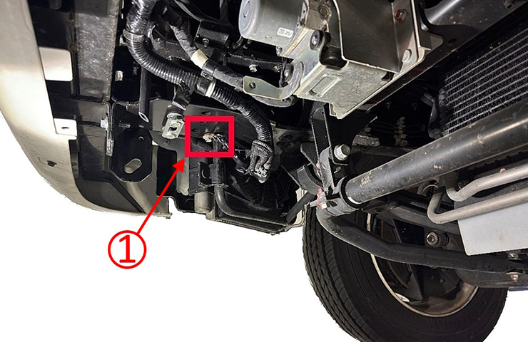 Verifique el estado del circuito del sensor de temperatura del líquido de la transmisión en las terminales de tierra